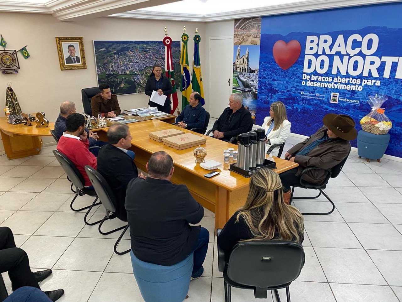 BN e RF #ParaTodosVerem Na foto, um grupo de pessoas