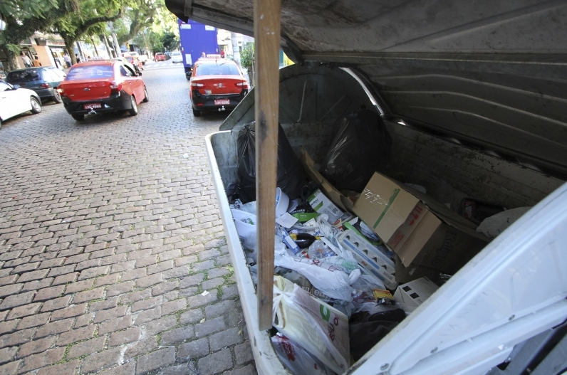 Captura de Tela 2022-08-21 às 19.11.34 #ParaTodosVerem Na foto, uma lixeira coletiva em uma rua