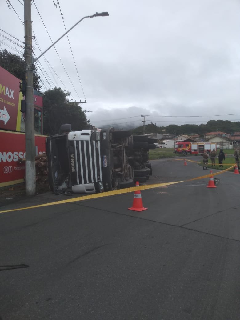 Carreta carregada de madeira, tomba em Imbituba