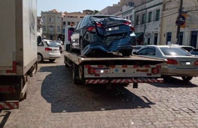 Carro atinge placa que danifica vidraça de loja, no Centro Histórico, em Laguna