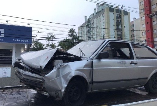 Colisão entre dois veículos é registrada na rua Joaquim Nabuco