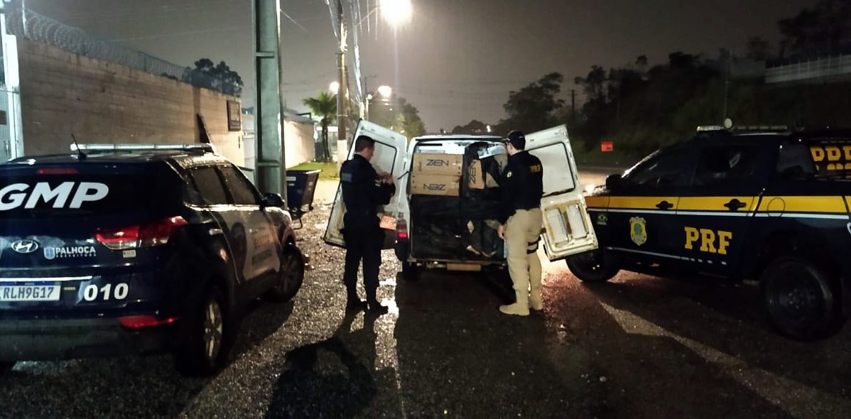 Contrabando 20 mil maços de cigarros foram encontrados em furgão na BR-282