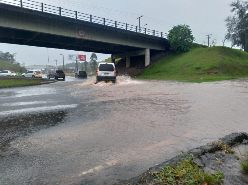 forte-chuva-faz-rio-transbordar-e-30-familias-deixam-suas-casas-em-criciuma