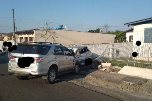 Hilux colide em Uno estacionado e acidente resulta em atropelamento de pedestre