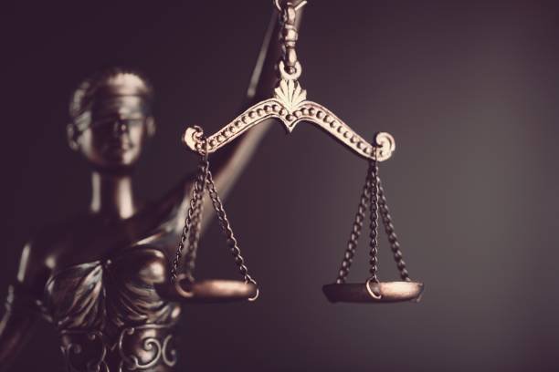 Justiça #ParaTodosVerem Na foto, o símbolo da justiça: uma mulher vendada com uma balança em uma das mãos