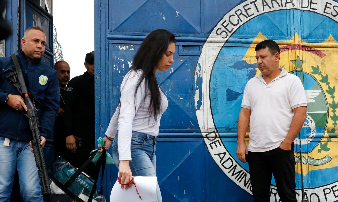 monique_medeiros_ffraz_abr_2908221911 #ParaTodosVerem Na foto, uma mulher morena sai de um presídio