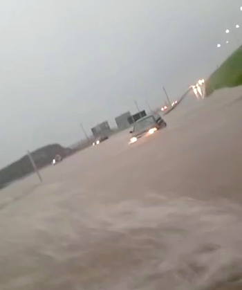 #ParaTodosVerem Na foto, a via marginal que acessa a comunidade de Morro Grande, em Sangão, está alagada. O local é monitorado constantemente e, se necessário, poderá ser temporariamente interditado