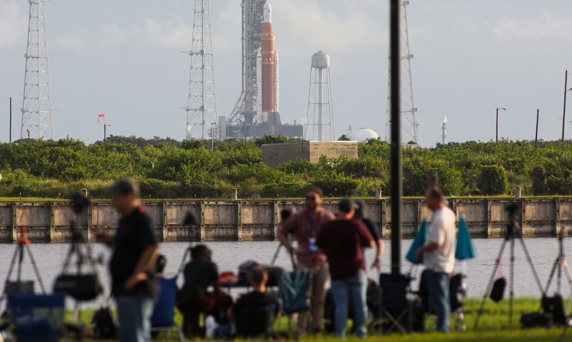 reuters_2022-08-29t125611z_1281982909_hp1ei8t0zxheg_rtrmadp_3_space-exploration-moon2 #ParaTodosVerem Na foto, pessoas aguardam o lançamento de um foguete
