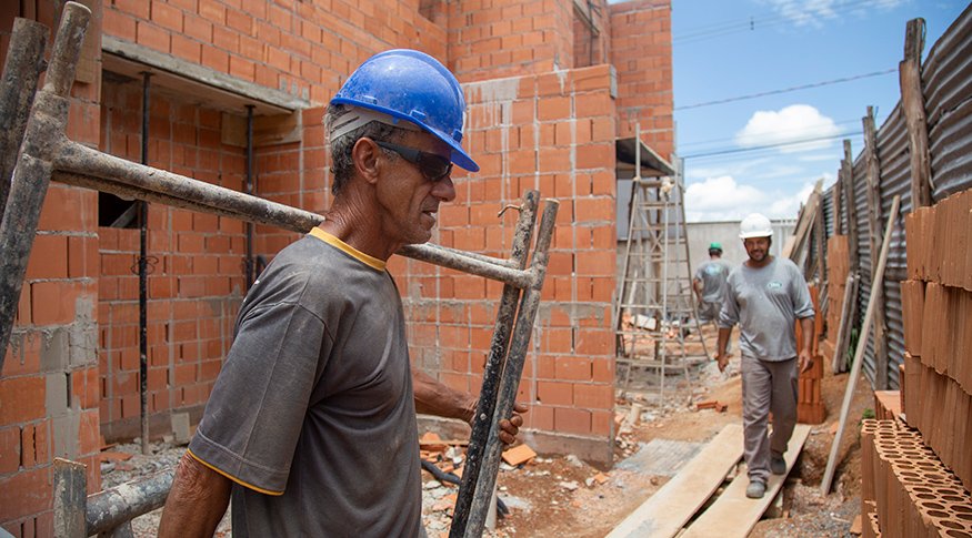 SINAPI_HOME_SimoneMello #ParaTodosVerem Na foto, três homens trabalham em uma obra