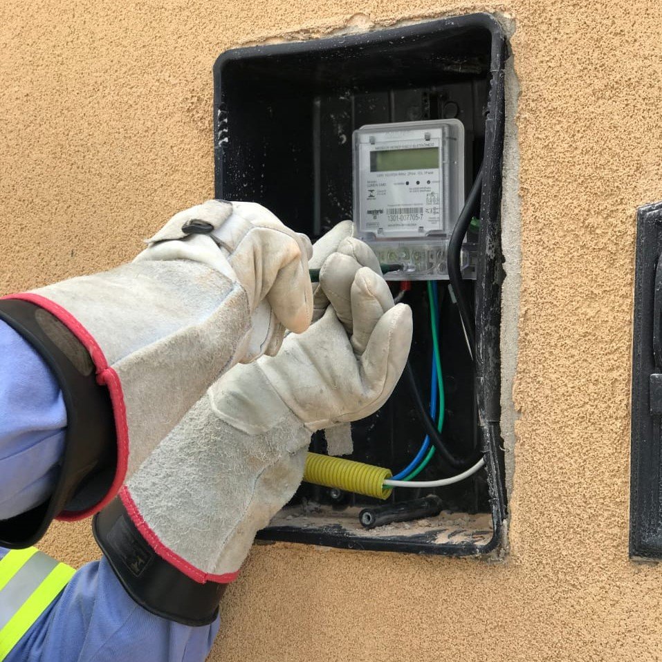 SomenteprofissionaisautorizadospelaEquatorialpodemrealizarserviosnaredeeltrica #ParaTodosVerem Na foto, um profissional faz a ligação da rede de energia elétrica em uma casa
