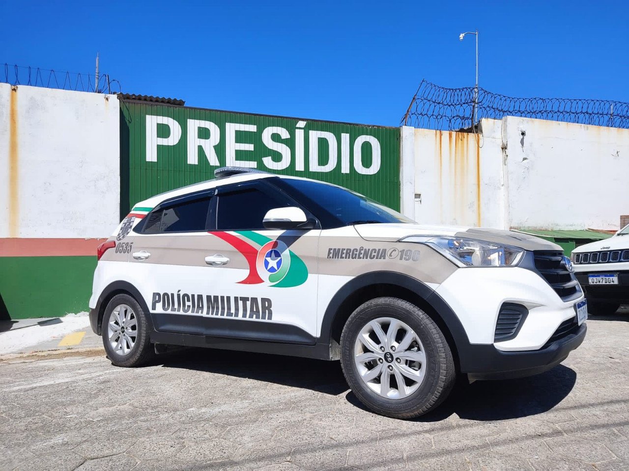 UPA Imbituba #ParaTodosVerem Na foto, uma viatura policial em frente do portão de um presídio