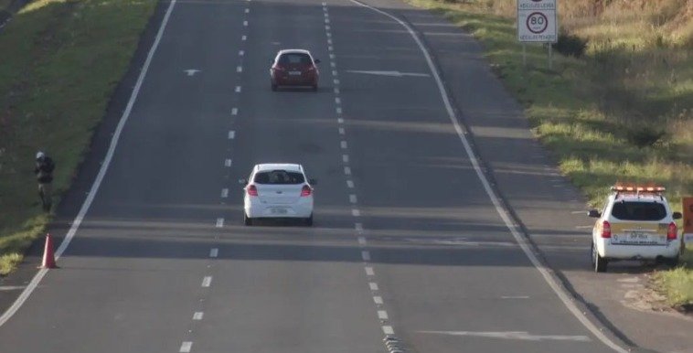 Veículos são multados por excesso de velocidade na Via Rápida