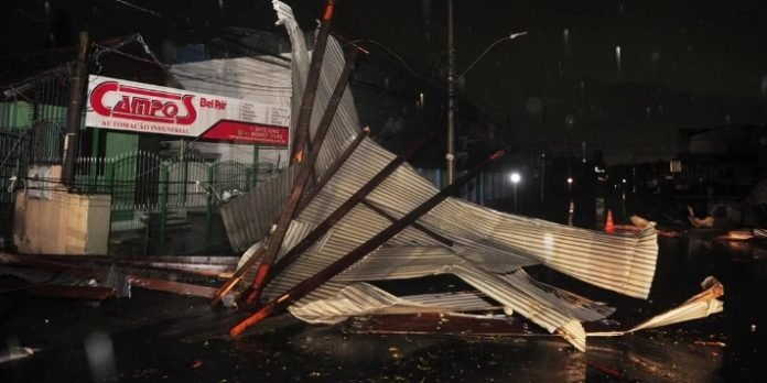 Vento forte, granizo e raios deixam estragos no Rio Grande do Sul