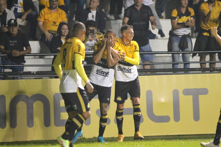 vitoria-do-tigre_71491 #ParaTodosVerem Na foto, jogadores de futebol comemoram gol