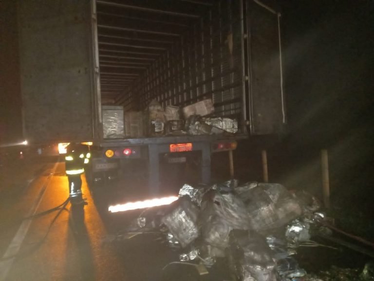 Carreta pega fogo na BR-101 em Içara