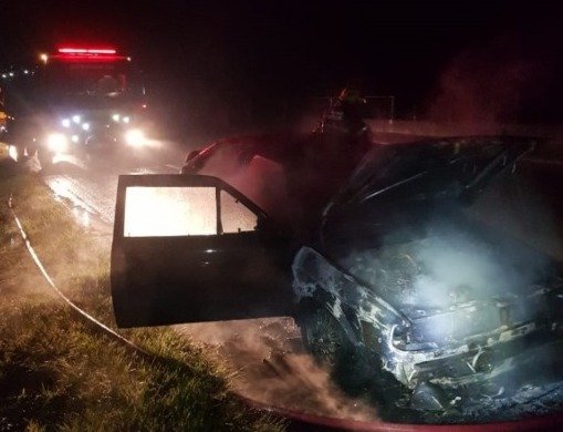Carro com placas de Criciúma pega fogo na BR-101