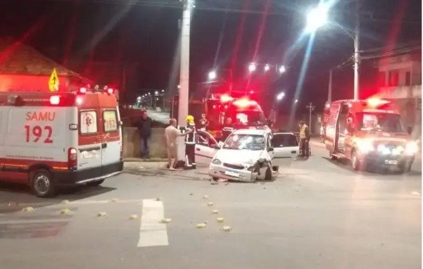 Cinco pessoas ficam feridas em acidente entre dois veículos em Tubarão