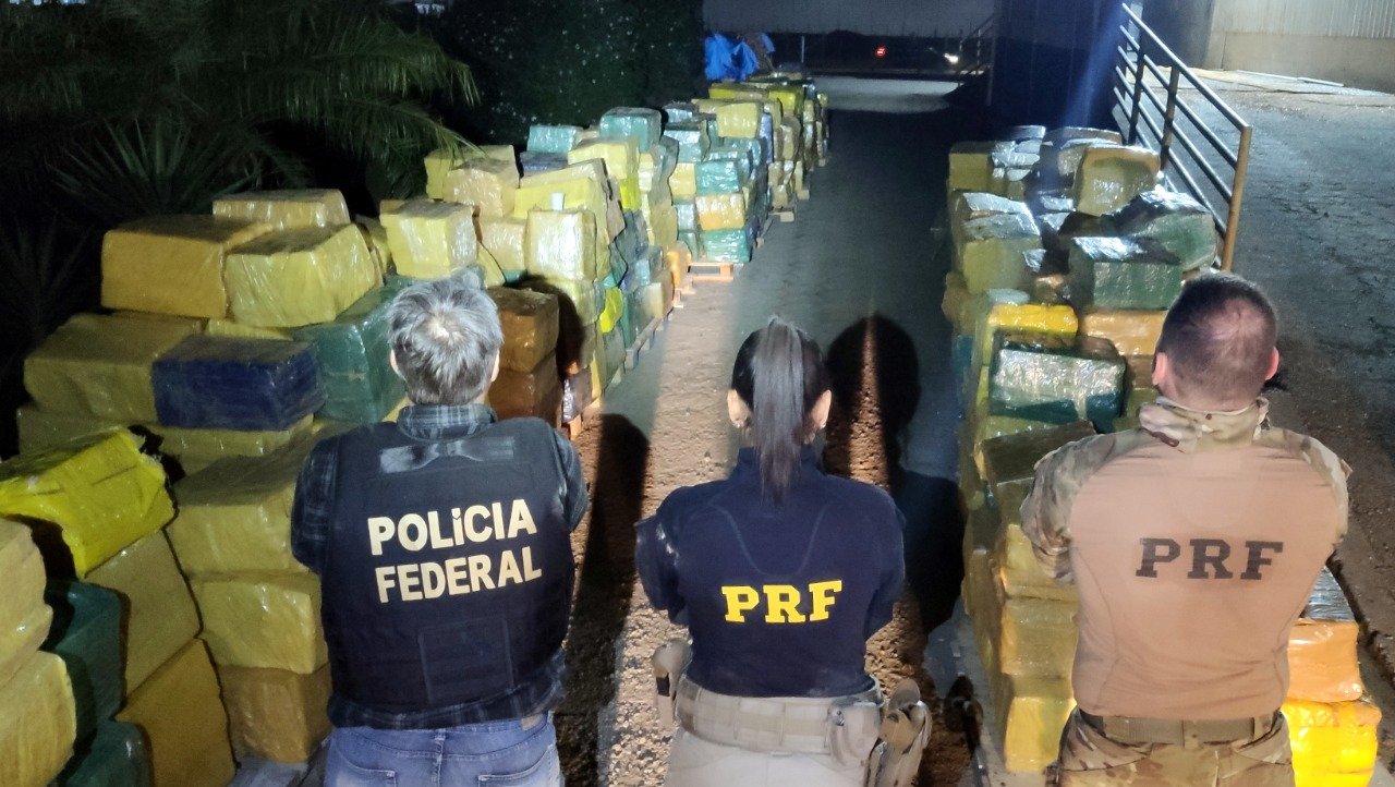 Quase 18 toneladas de maconha escondidas em carga de milho são apreendidas na BR-101, em Biguaçu