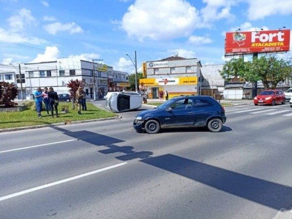Veículo tomba após colisão na Avenida Centenário, em Criciúma