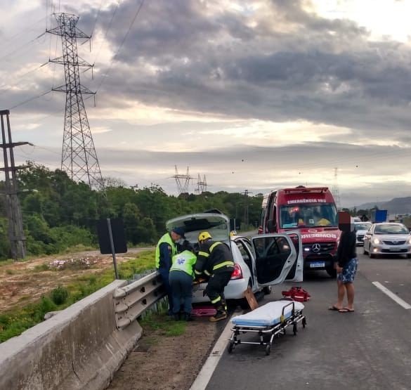 Acidente envolve dois carros na BR-101, em Capivari de Baixo