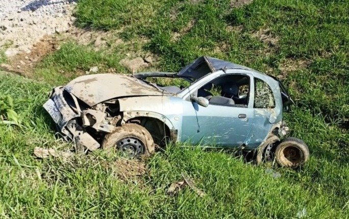 Capotamento deixa motorista ferido, em Pescaria Brava