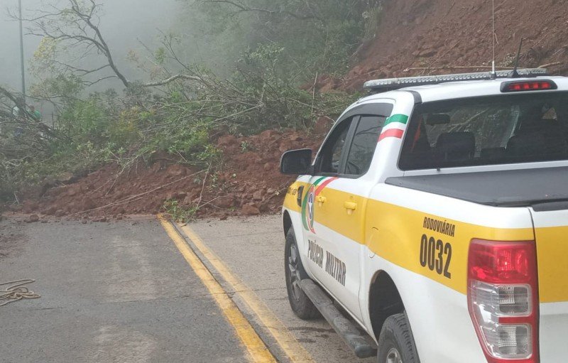 queda-de-barreira-deixa-trafego-interditado-na-serra-do-rio-do-rastro