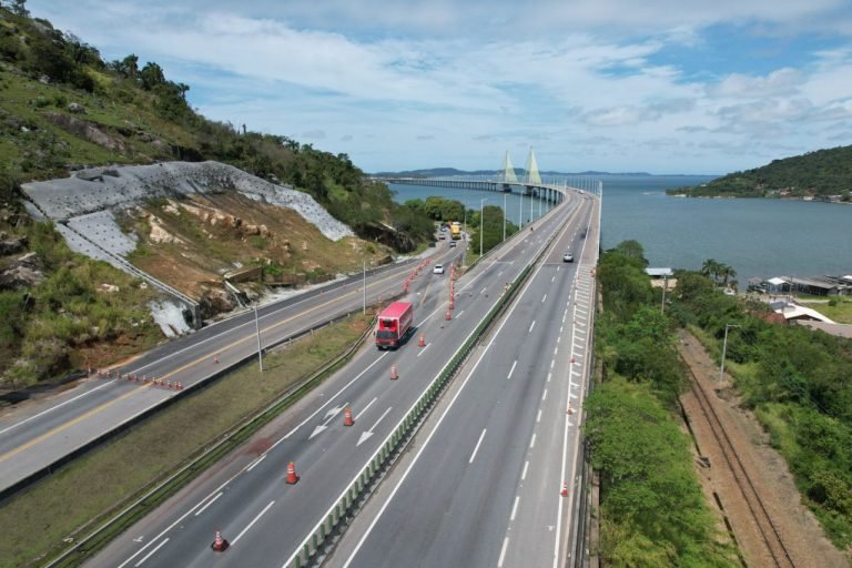 Tráfego de veículos permanece desviado para antiga ponte de Laguna