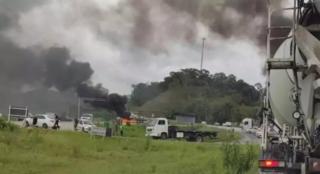 Caminhoneiros reunidos pedem intervenção militar e aguardam manifestação de Bolsonaro