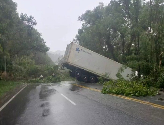 Chuva causa deslizamento e interdita Serra Dona Francisca no Planalto Norte de SC