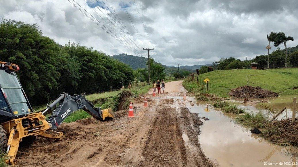 Chuvas deixam trecho da estrada do Rio do Pouso em meia pista