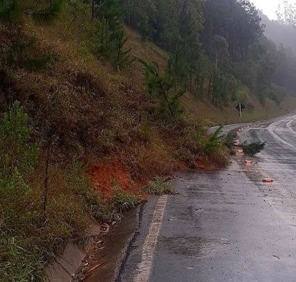 Chuvas fortes ocasionam queda de barreira na SC-477, Serra de Dr. Pedrinho