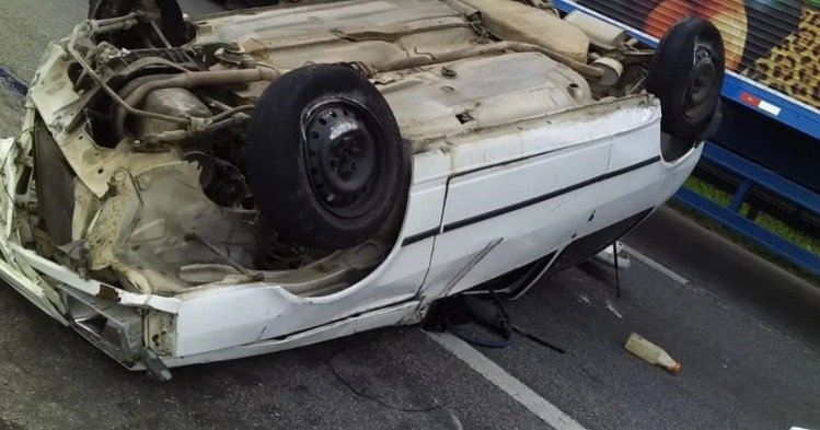 Duas pessoas ficam feridas após capotamento de carro na BR-101 em Imbituba