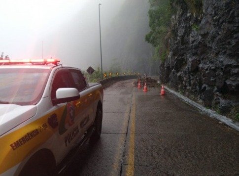 Queda de barreira deixa o trânsito em meia pista na Serra do Rio do Rastro