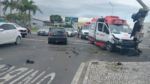 Ambulância do Samu se envolve em acidente com vítima em Criciúma