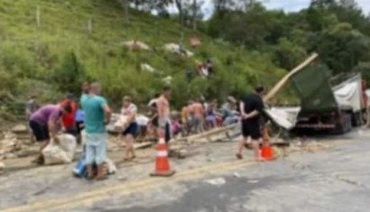 Caminhoneiro morre em acidente e carga é saqueada antes do socorro, em SC
