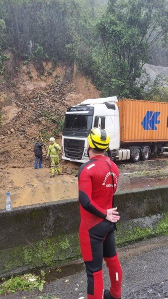 corpo-de-bombeiros-atendeu-mais-de-220-ocorrencias-nas-ultimas-24-horas-em-santa-catarina