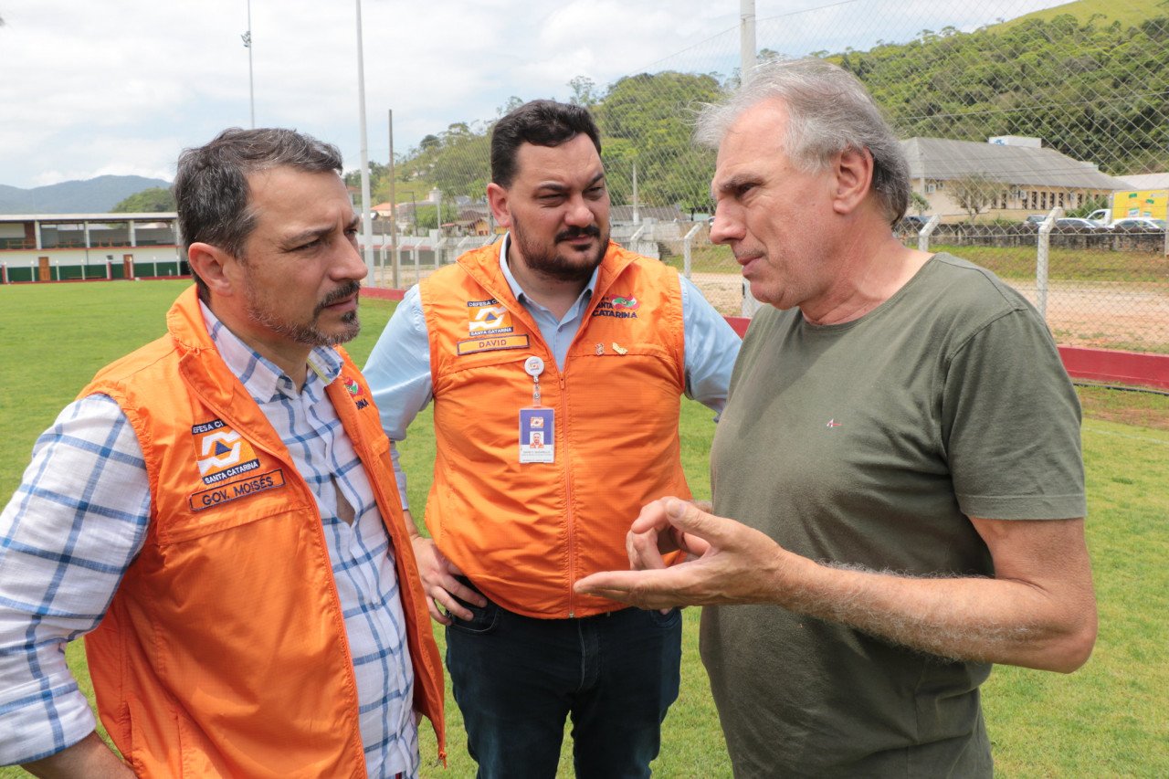 Governador sobrevoa e visita áreas atingidas pelas chuvas em Santa Catarina