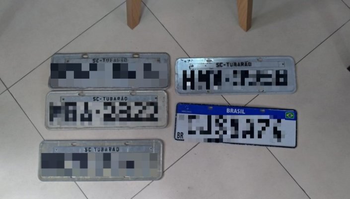 PM de Tubarão procura proprietários de placas de veículos encontradas durante alagamentos