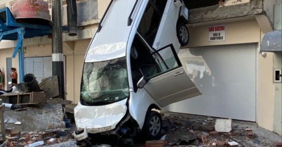 Carro despenca de estacionamento em edifício no Centro de Balneário Camboriú
