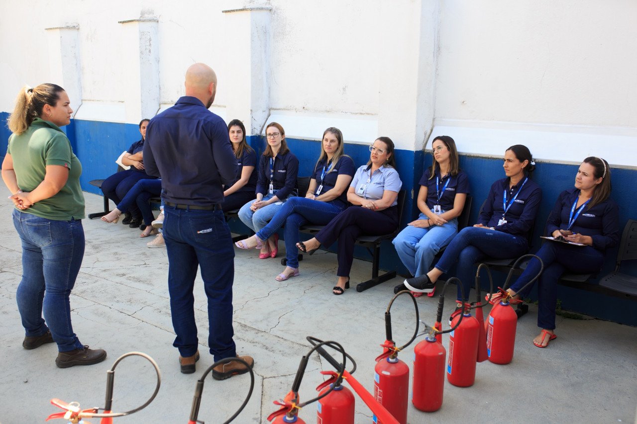 Colaboradoras de áreas administrativas da Tubarão Saneamento treinam para combate a incêndios
