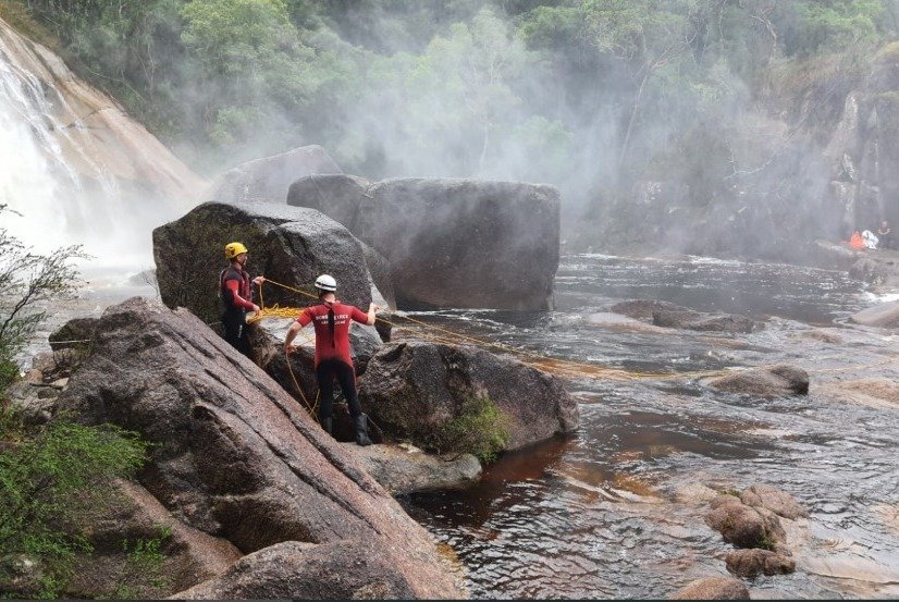 Corpo de Bombeiros Militar resgata 10 pessoas de uma cachoeira em SC