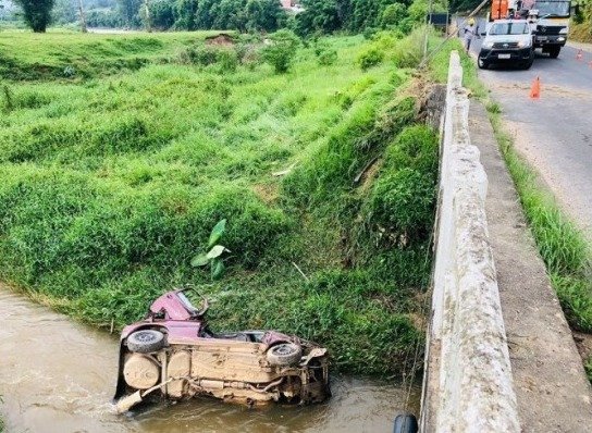 Homem de 27 anos colide em poste e cai em rio, em Braço do Norte