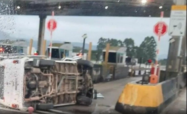 Kombi de Nova Trento tomba em pedágio da BR-101 e três pessoas ficam feridas em Porto Belo