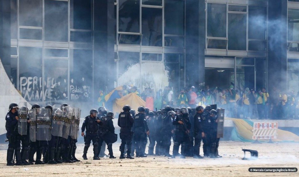 Mais de mil pessoas foram presas e interrogadas pelos atos em Brasília