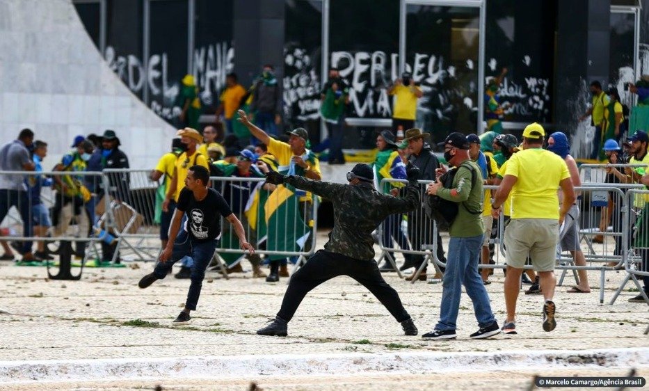 Moraes mantém prisão de 354 investigados por atos antidemocráticos