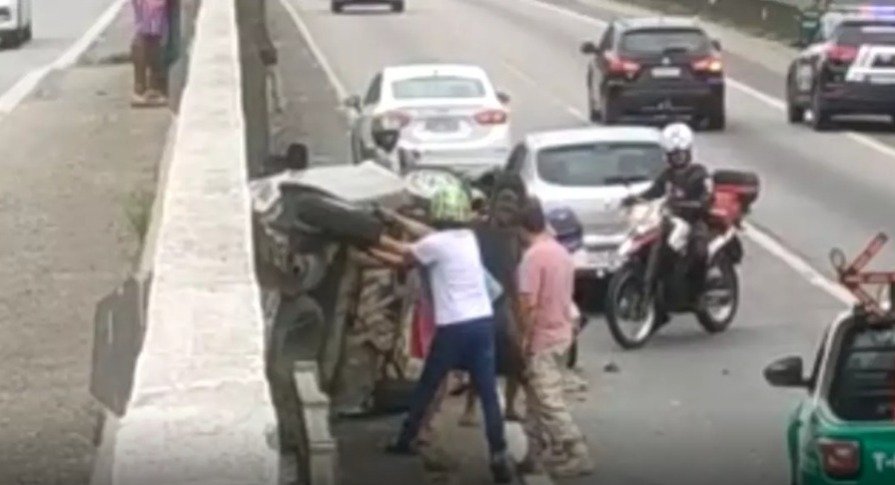 Motorista é arremessado após carro cair entre duas pontes na BR-101