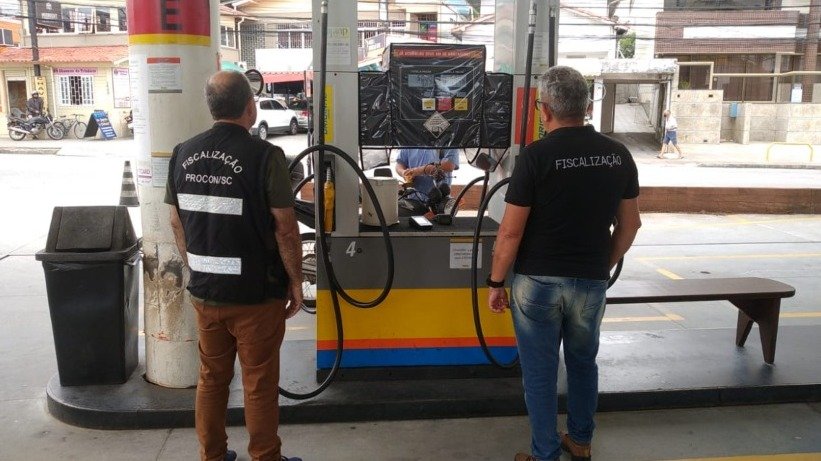 Procon fiscaliza estabelecimentos contra aumentos abusivos no preço dos combustíveis