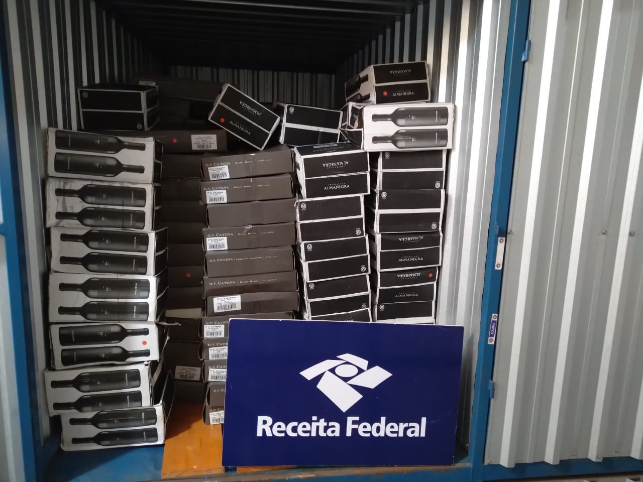 Receita Federal apreende aproximadamente 1.500 garrafas de vinho em Self Storage em Joinville