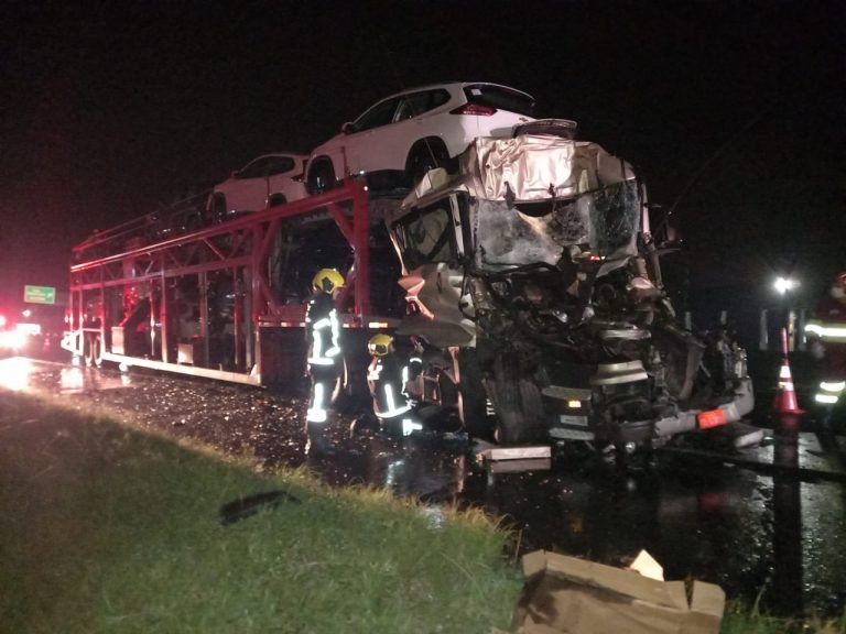 Acidente entre caminhões deixa uma pessoa ferida, em Criciúma