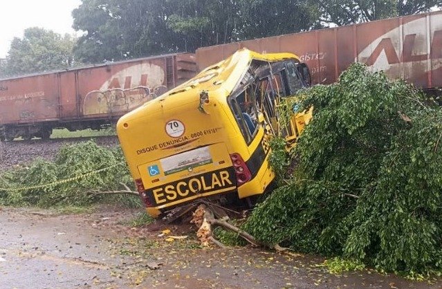 Acidente entre trem e ônibus com alunos da Apae deixa dois mortos no Paraná
